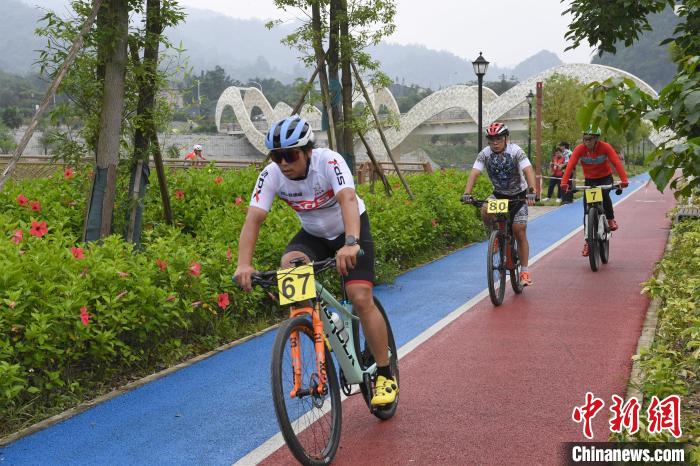 200名中越骑行爱好者广西凭祥上演“速度与激情