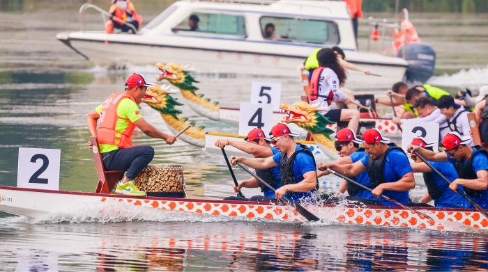 卢沟桥畔龙舟竞速盛事:近400名选手参赛 北京市