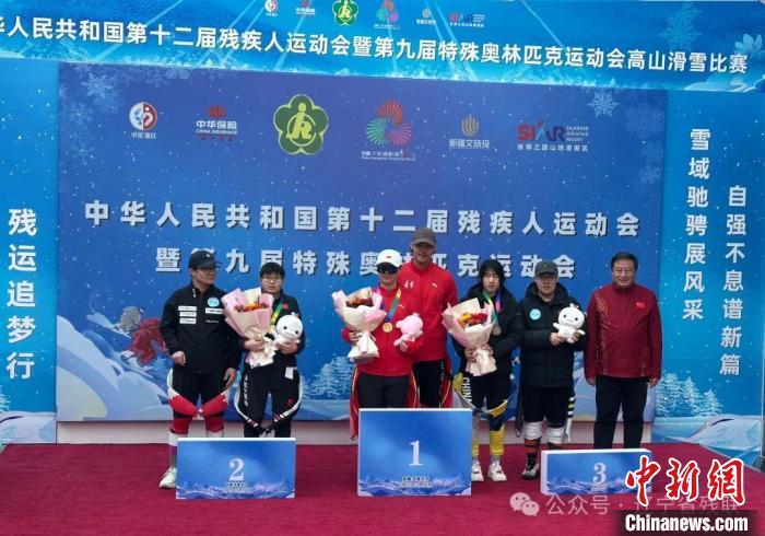 辽宁省视障女选手许有欣与领滑员林亚伦夺得第