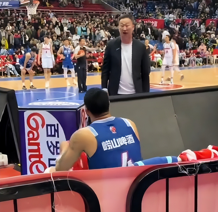 青岛男篮绝平三分拖入加时 刘维伟怒斥威瑟斯庞
